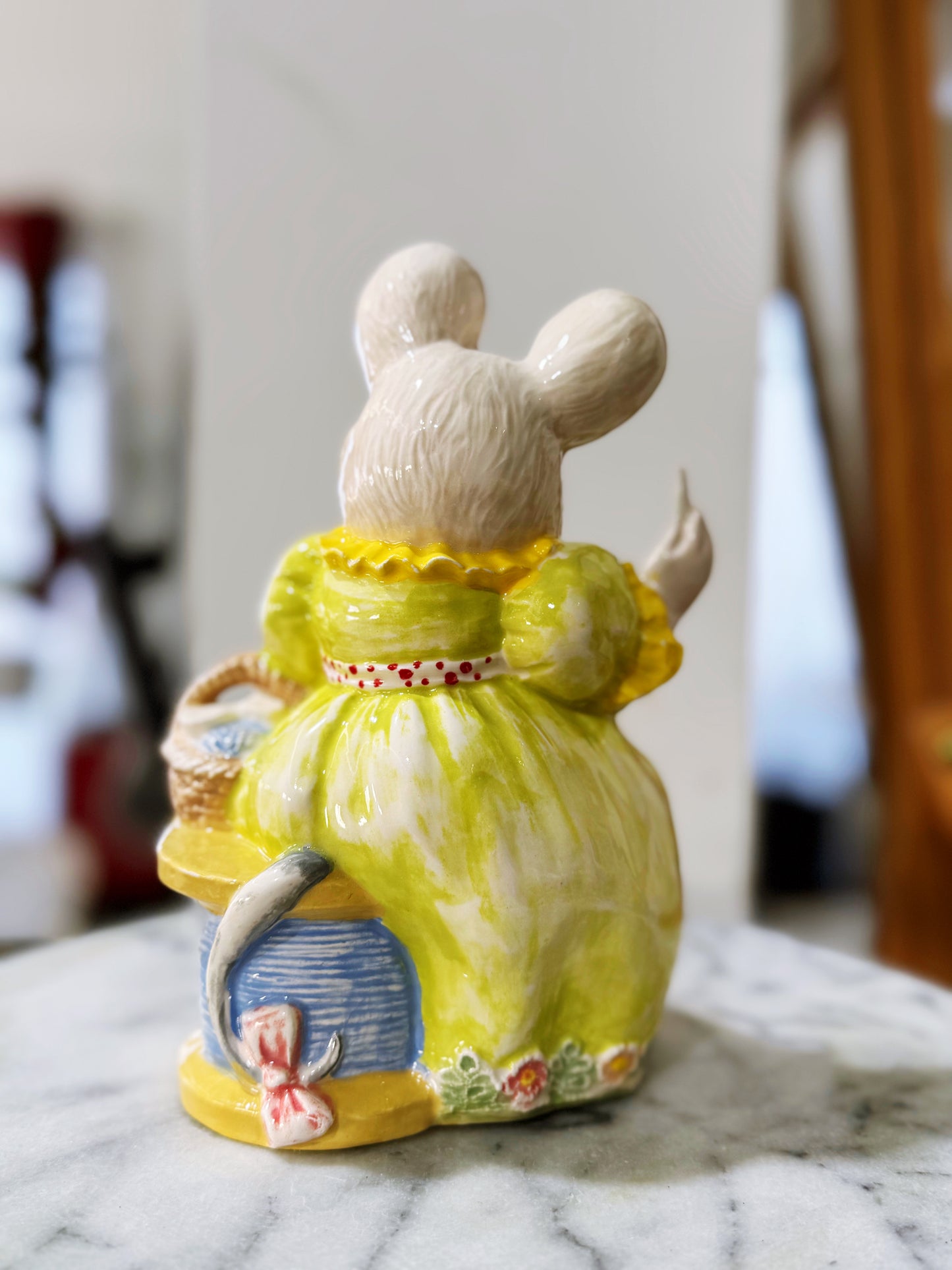 Hardworking Mumma mouse statue
