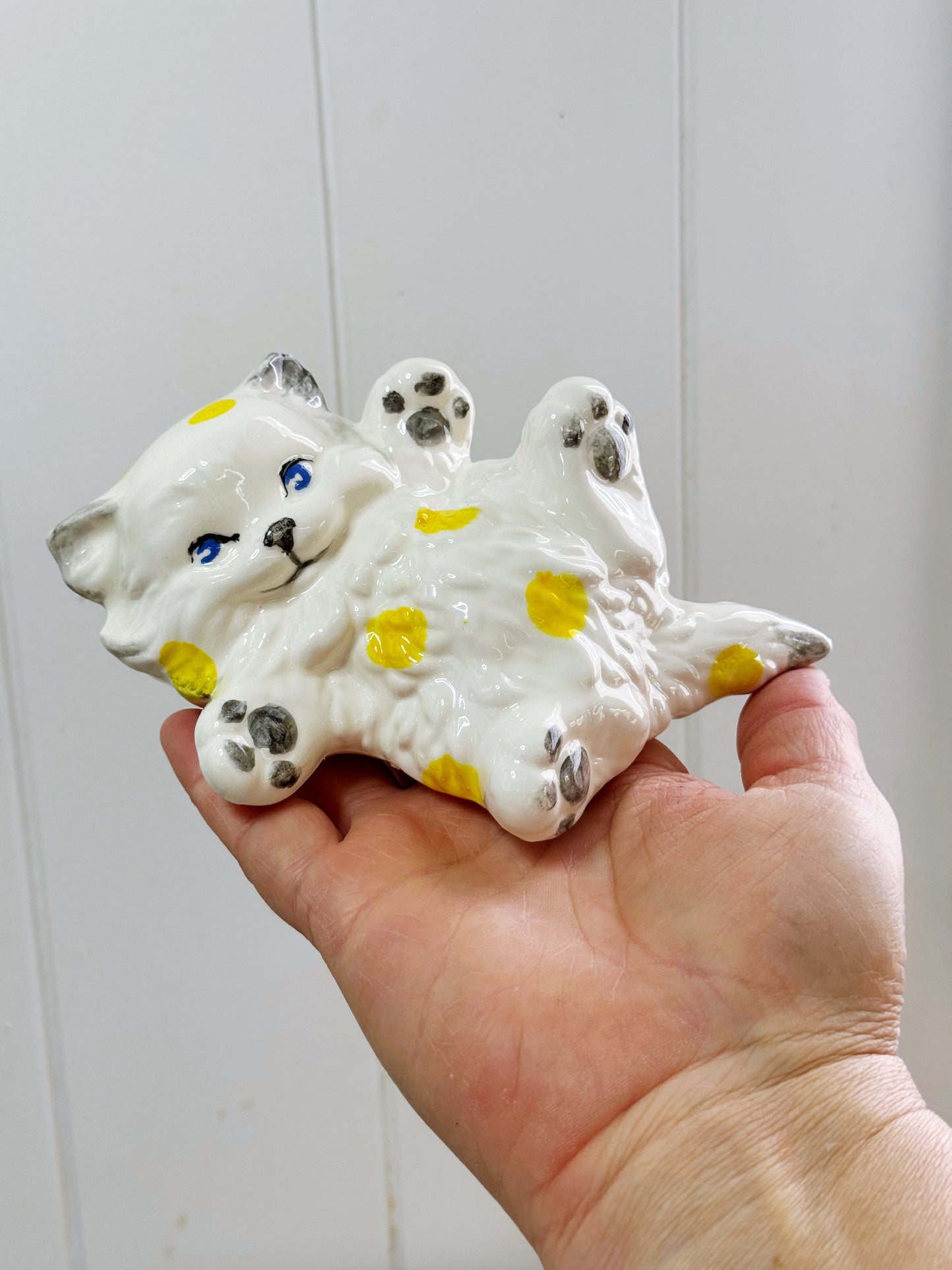 Ragdoll lady cat statue